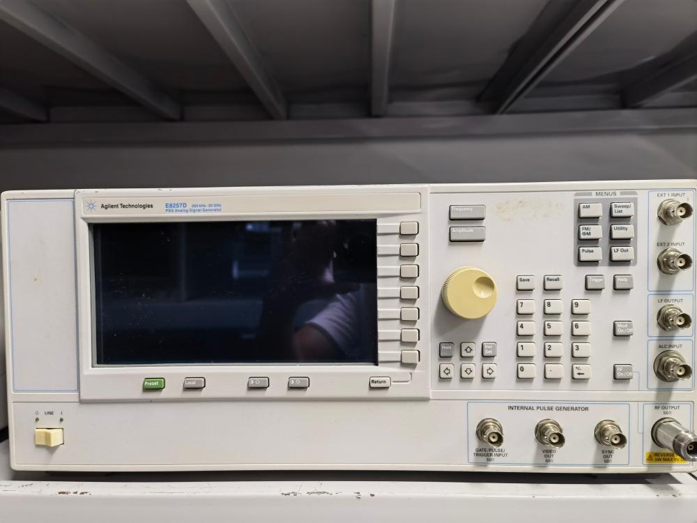 ����|���݂�	E8257D	PSG ��̖�l(f��)���� /Agilent�s�ԈD