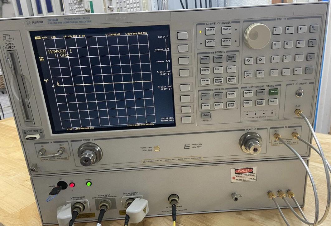 �N��,���U|���݂� 8703B �ⲨԪ���������x/Agilent�s�ԈD