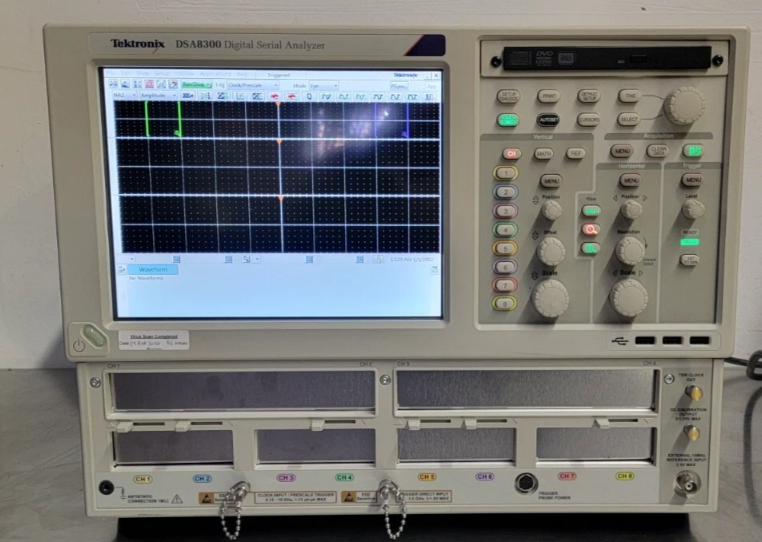�S��|Tektronix DSA8300 �ɘ�ʾ����/Tektronix�s�ԈD