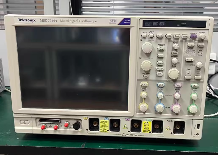 ̩�� MSO70804C �����̖ʾ����/Tektronix�s�ԈD