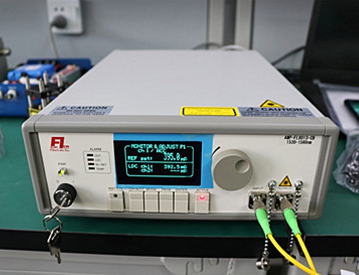 FIBERLABS C���ηŴ���/�����s�ԈD