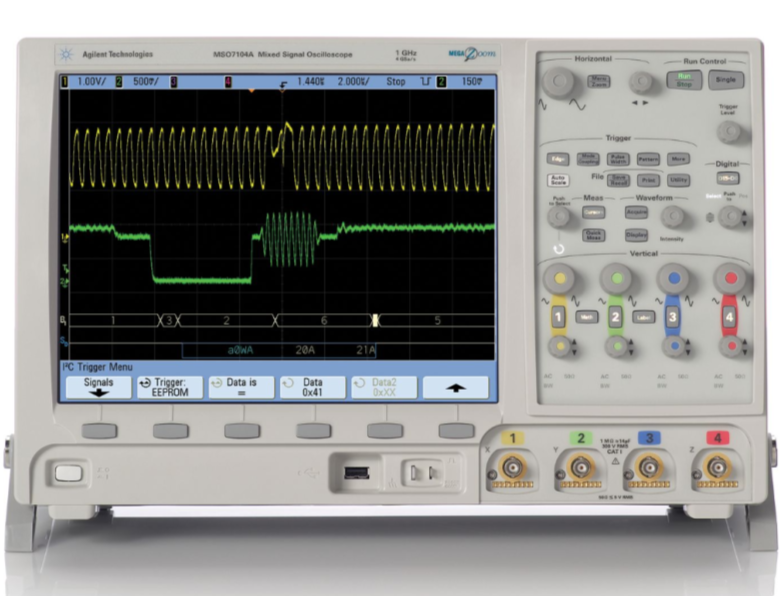 Keysight MSO7104A �����̖ʾ����/Keysight�s�ԈD