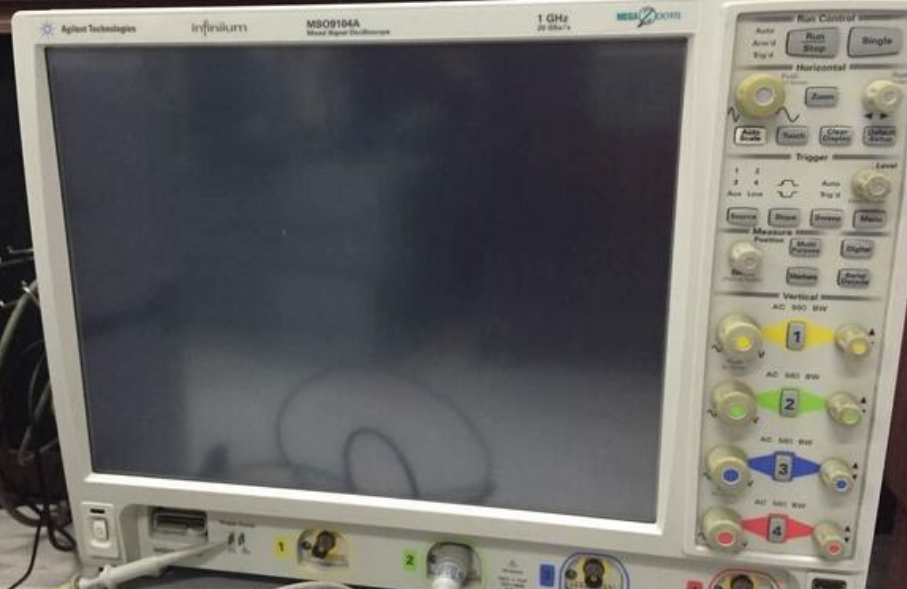 Agilent MSO9104A �����̖ʾ����/Agilent�s�ԈD