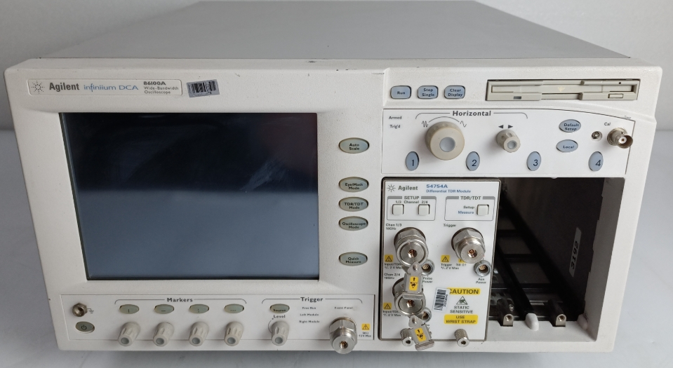 ������ 6100A ��ܹ��ʘ�(bi��o)��(zh��n)Դ/FLUKE�s�ԈD