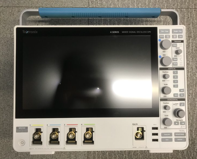 Tektronix MSO44 �����̖ʾ����/Tektronix�s�ԈD
