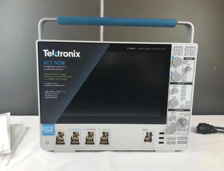 Tektronix MSO46 �����̖ʾ����/Tektronix�s�ԈD