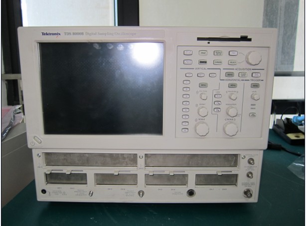 ̩�� TDS8000 ��(sh��)�ֲɘ�ʾ����/Tektronix�s�ԈD